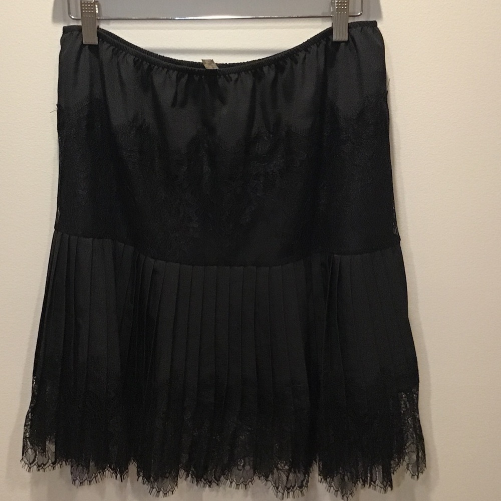Bella slip skirt euc ( large)